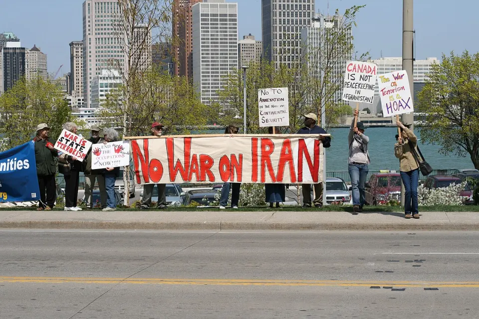 Manifestation anti-guerre avec une banderole No War on Iran contre une intervention militaire au Moyen-Orient